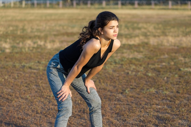 Jeune femme séduisante faisant de l'exercice à l'extérieur.