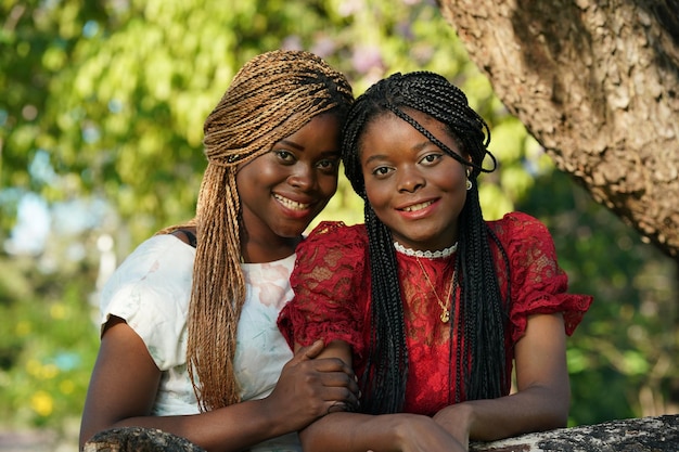 Jeune femme séduisante à la peau noire Coiffure afro dans le fond de la nature