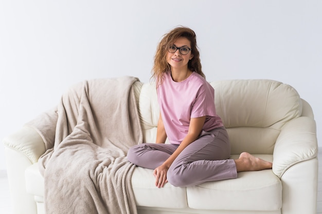 Jeune femme séduisante vêtue d'un beau pyjama coloré se présentant comme un modèle dans son salon