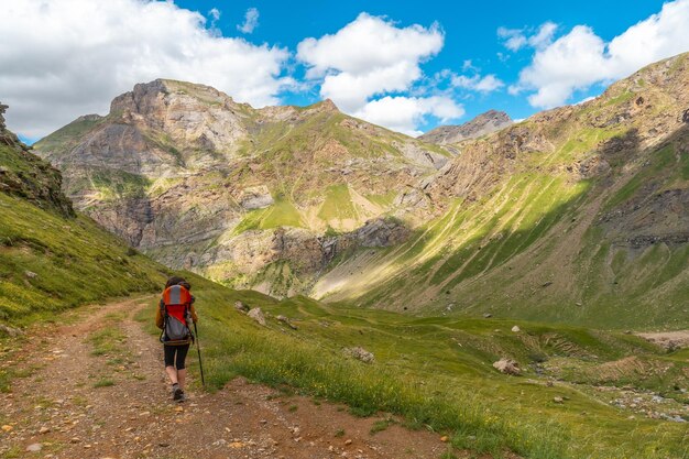 Une jeune femme sur le sentier de la randonnée en montagne avec son fils dans la vallée de la Ripera Pyrénées