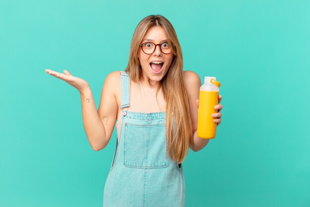 Jeune femme avec un sentiment de douceur heureux et étonné de quelque chose d'incroyable