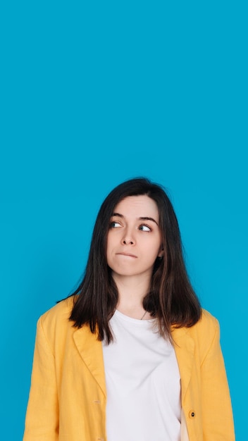 Jeune femme sereine contemplant le regard dans l'espace vide Jeune femme réfléchie dans un Por captivant