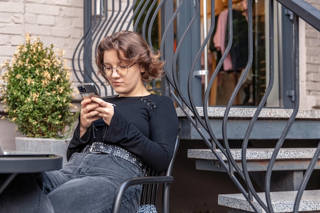 Jeune femme sérieuse travaillant sur le téléphone concept d'émotions concept de technologie