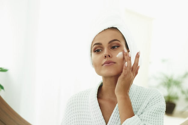 Jeune femme avec une serviette blanche sur la tête