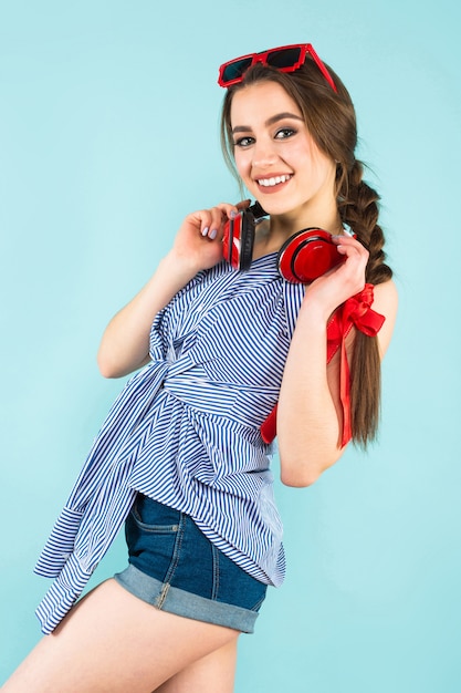 Jeune femme sexy avec un casque