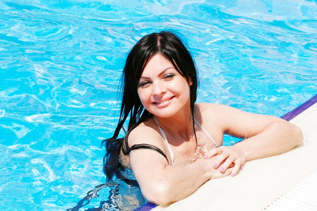 Jeune femme sexy dans la piscine