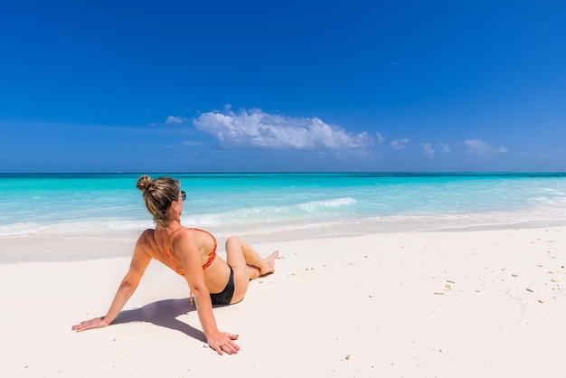 Jeune femme sexy se détendre sur la plage. Île tropicale parfaite, baie de lagon de l'océan turquoise au bord de la plage