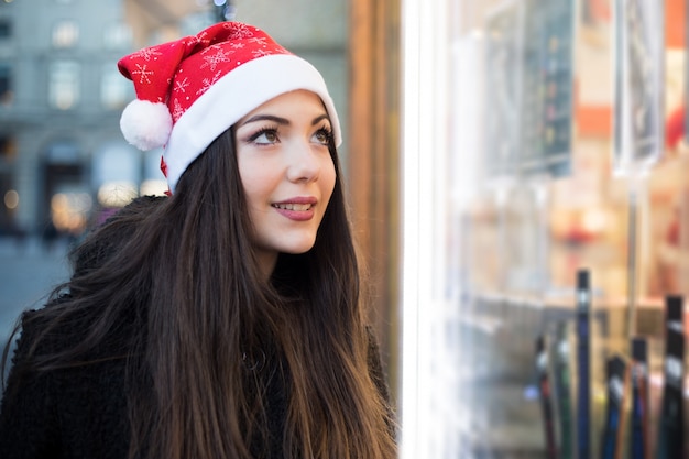 Jeune femme shopping avec une tenue de Noël