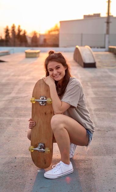 Jeune femme, à, skateboard