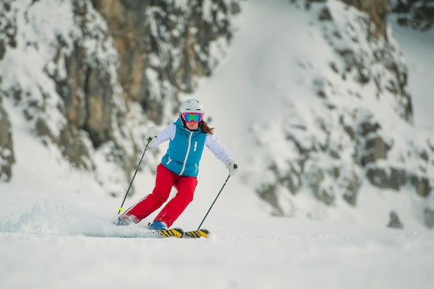 jeune femme, skieur