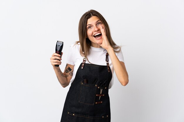 Jeune femme slovaque coiffeur isolé sur blanc criant avec la bouche grande ouverte