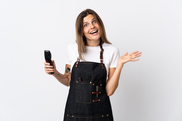 Jeune femme slovaque coiffeur isolée sur blanc avec une expression faciale choquée