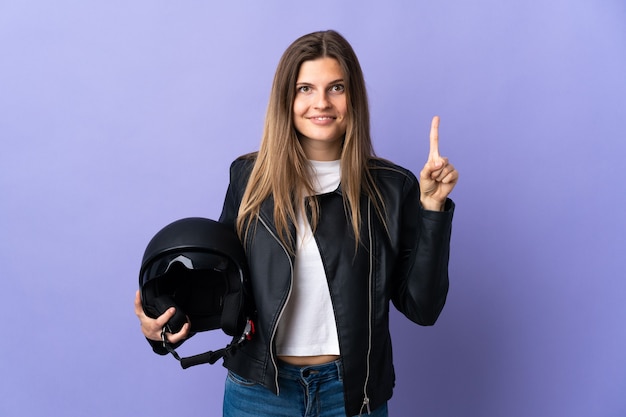 Jeune femme slovaque tenant un casque de moto isolé sur un mur violet pointant vers le haut une excellente idée