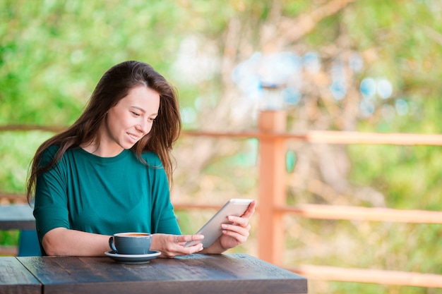 Jeune femme, à, smartphone, assis, seul, dans, café, pendant, temps libre