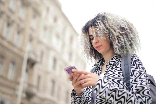 jeune femme avec smartphone dans la rue