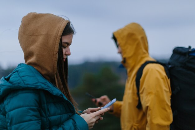 Jeune femme, à, smartphone, dehors