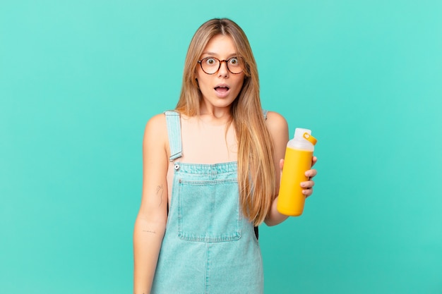 Jeune femme avec un smoothy à très choqué ou surpris