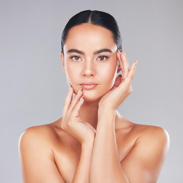 Jeune femme soins de la peau et beauté maquillage esthétique et traitement de bien-être du visage cosmétiques de soins de la peau et du corps rougeoyants naturels sur fond de studio Portrait de beau modèle headshot et lifting