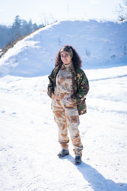 Jeune Femme Soldat En Uniforme Militaire Sur La Neige D'hiver. Photo de haute qualité