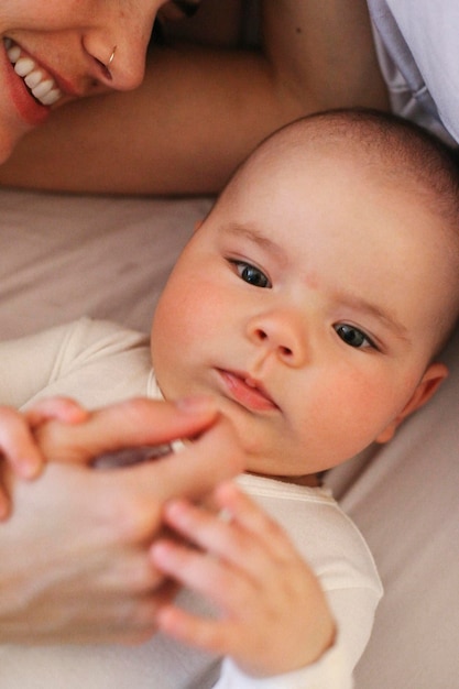 Une jeune femme et son bébé jouant à la maison