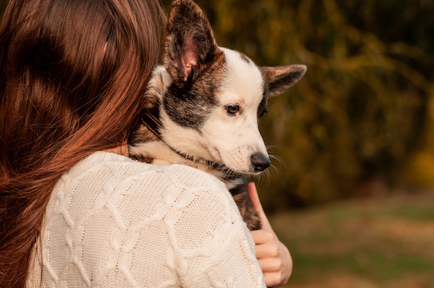 Jeune femme avec son chien en couleur d'automne