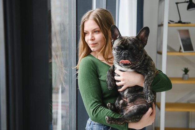 Jeune femme avec son chien à la maison