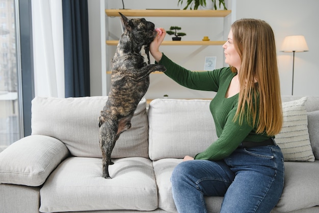 Jeune femme avec son chien à la maison