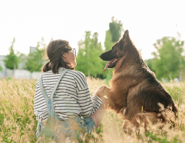 Jeune femme et son chien sympathique dans un parc