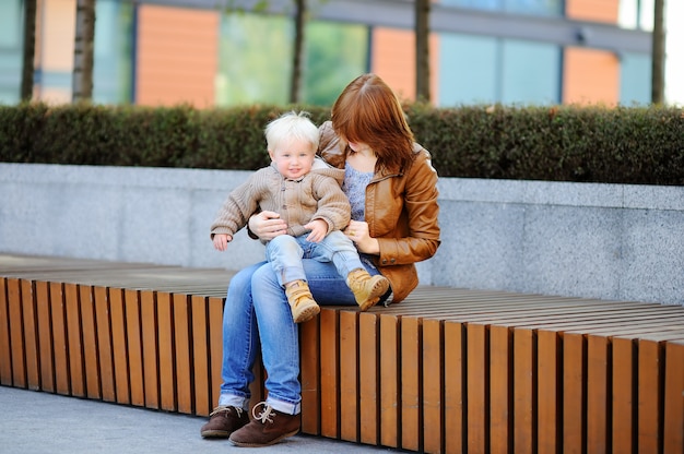 Jeune Femme Et Son Fils Mignon Bambin Jouant à L'extérieur Au Printemps Ensoleillé Ou Journée D'automne