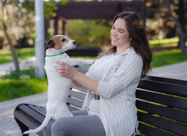 Jeune femme avec son mignon Jack Russell Terrier en plein air