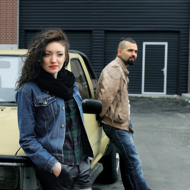 Jeune femme et son petit ami debout près de la voiture