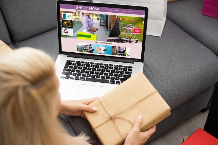 Jeune femme songeuse recherchant des ventes en ligne