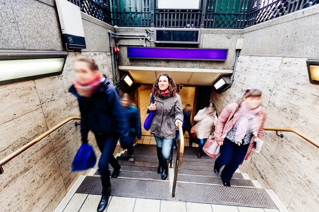 Jeune femme à la sortie du tube à Londres