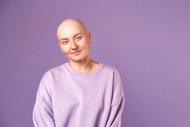 Jeune femme souffrant d'un cancer rire sourire se sentir positif quant à la future reprise Femme millénaire avec la tête rasée