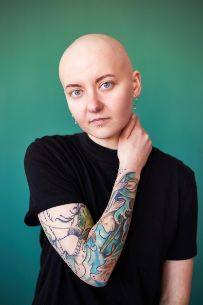 Jeune femme souffrant d'un cancer rire sourire se sentir positif quant à la future reprise Femme millénaire avec la tête rasée