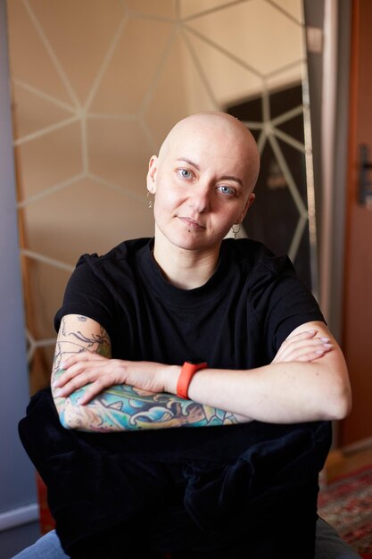 Photo une jeune femme souffrant de cancer rit, sourit, se sent positive quant au futur rétablissement, une femme du millénaire avec la tête rasée.