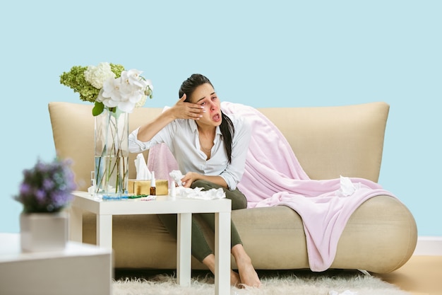 Jeune femme souffrant de poussière de maison ou d'allergie saisonnière.