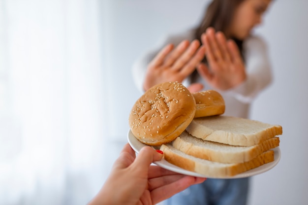 Photo la jeune femme souffre d'un gluten.