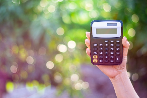 La jeune femme a soulevé la calculatrice.