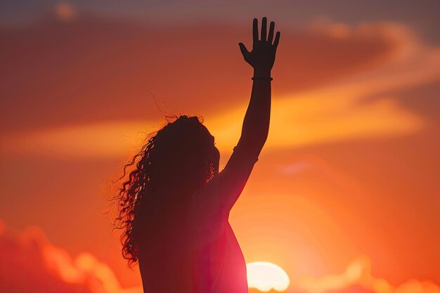 Une jeune femme soupire au soleil