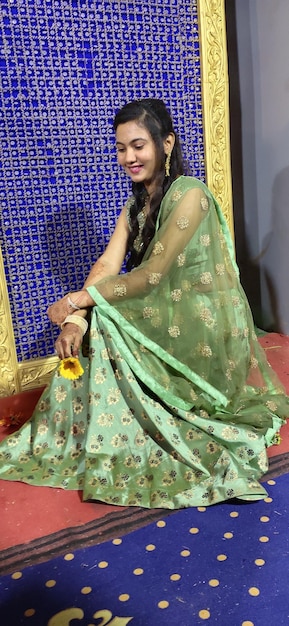 Photo une jeune femme souriante assise contre la décoration dans l'événement.