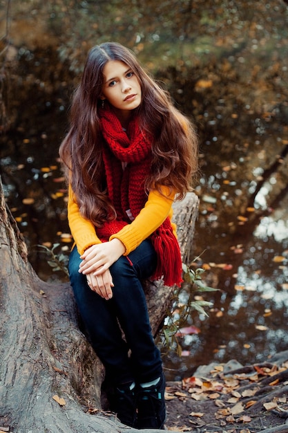 Jeune femme souriante en automne parc