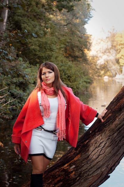 Jeune femme souriante en automne parc