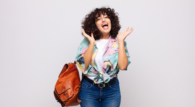 jeune femme souriante aux cheveux bouclés