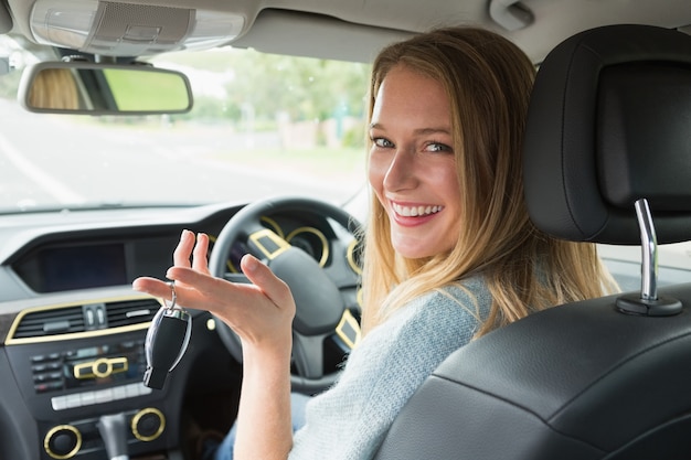 Jeune femme souriante à la caméra