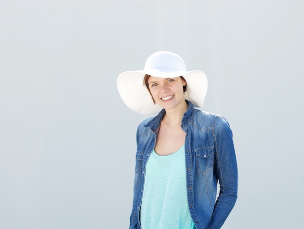 Jeune femme souriante avec un chapeau de soleil