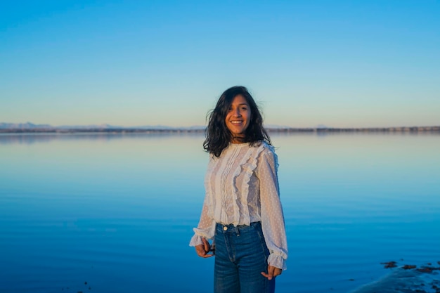 une jeune femme souriante dans la mer