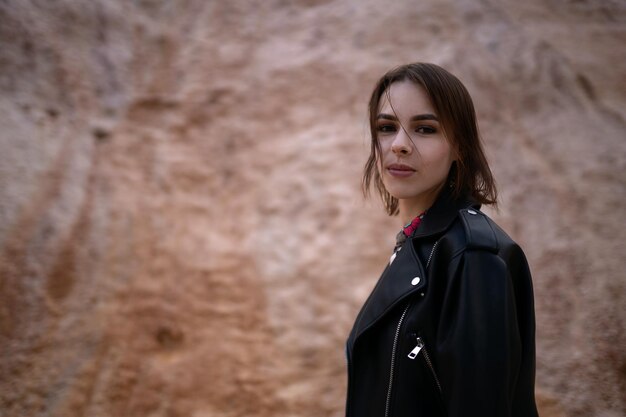 Jeune femme souriante dans une veste noire