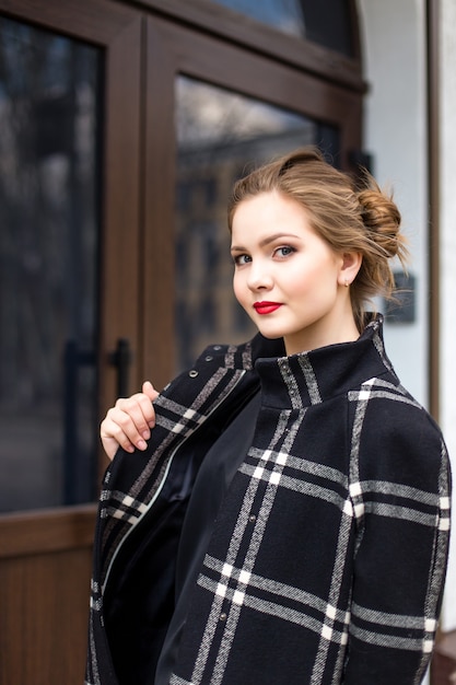 Jeune femme souriante debout dans la rue