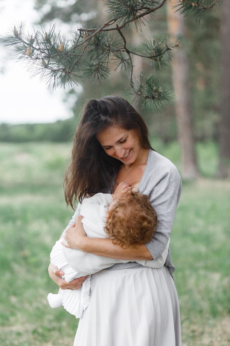 Photo une jeune femme souriante debout à l'extérieur avec sa petite fille.